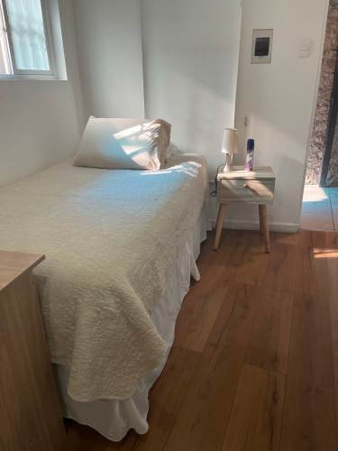 <p>ARRIENDO HABITACION O BODEGA CON BAÑO METRO HOSPITALES</p> image